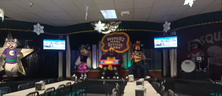 Exterior photo of ShowBiz Pizza Place: Phoenix, AZ