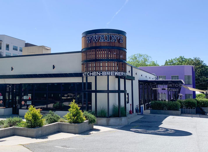 Twain’s Brew Pub & Billiards